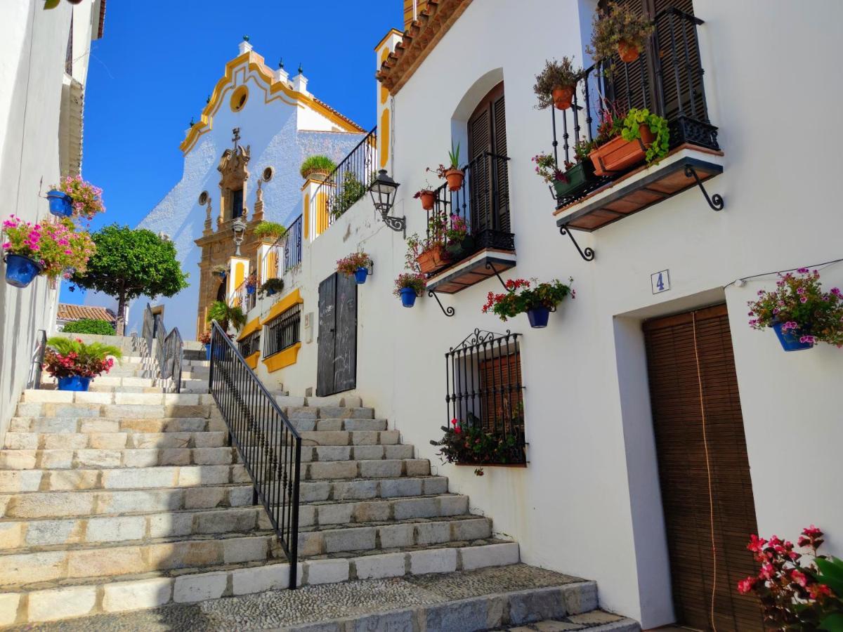 Spacious Beachfront Town House In Estepona With Fully Equipped Kitchen, Pools, Garden, Sea View Exterior photo