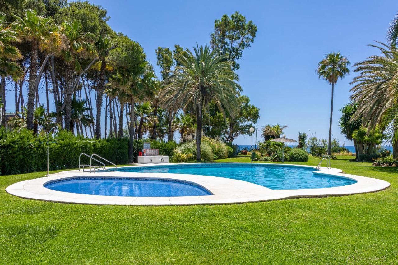Spacious Beachfront Town House In Estepona With Fully Equipped Kitchen, Pools, Garden, Sea View Exterior photo